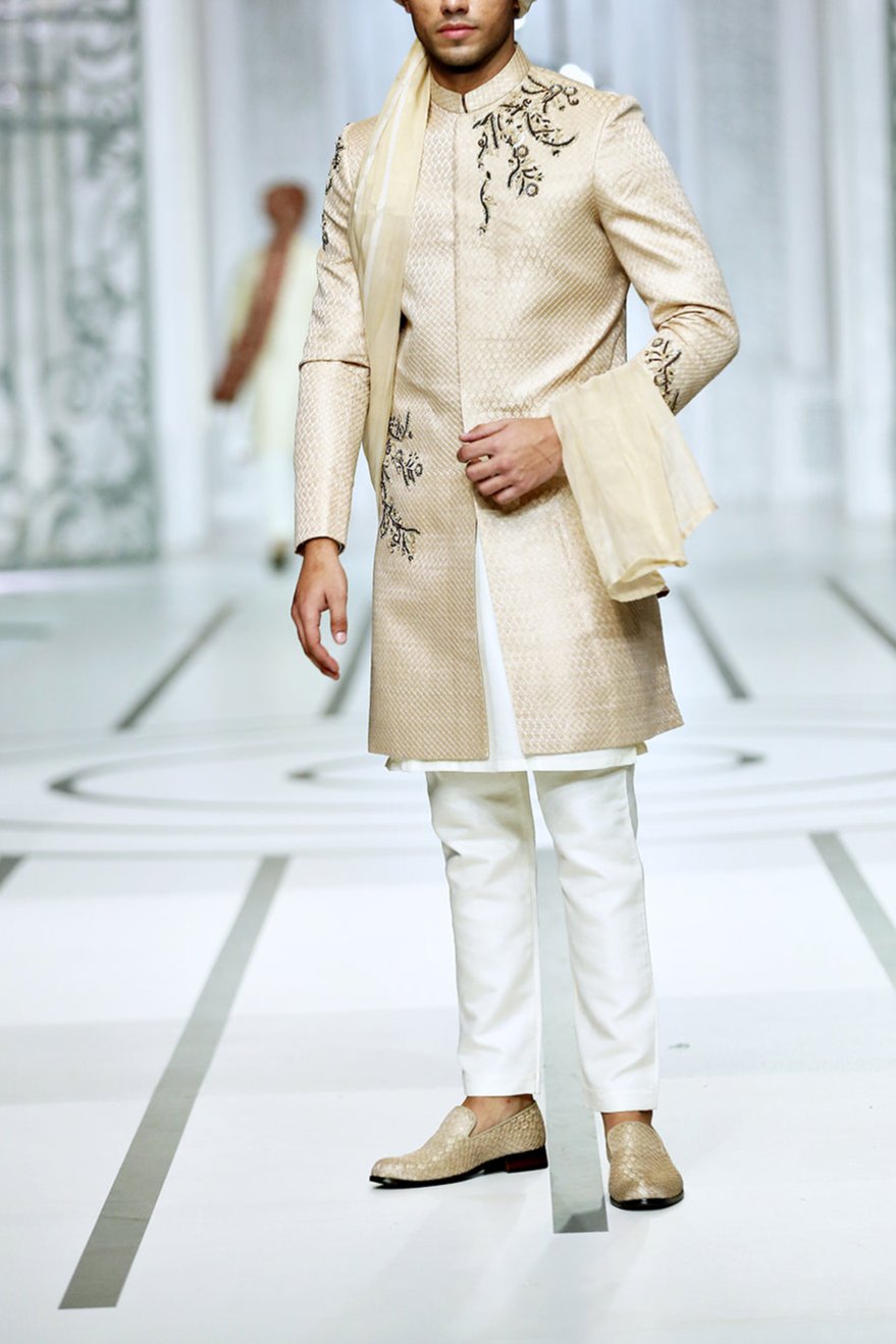 BCW 34: Handcrafted Banarsi Sherwani with Criss Cross Pattern - Elegant and Refined